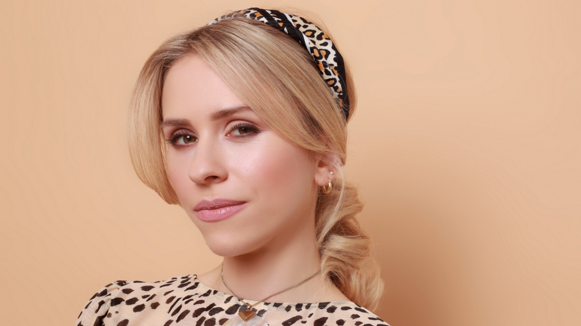 What factors do you need to consider while choosing a colored wig?